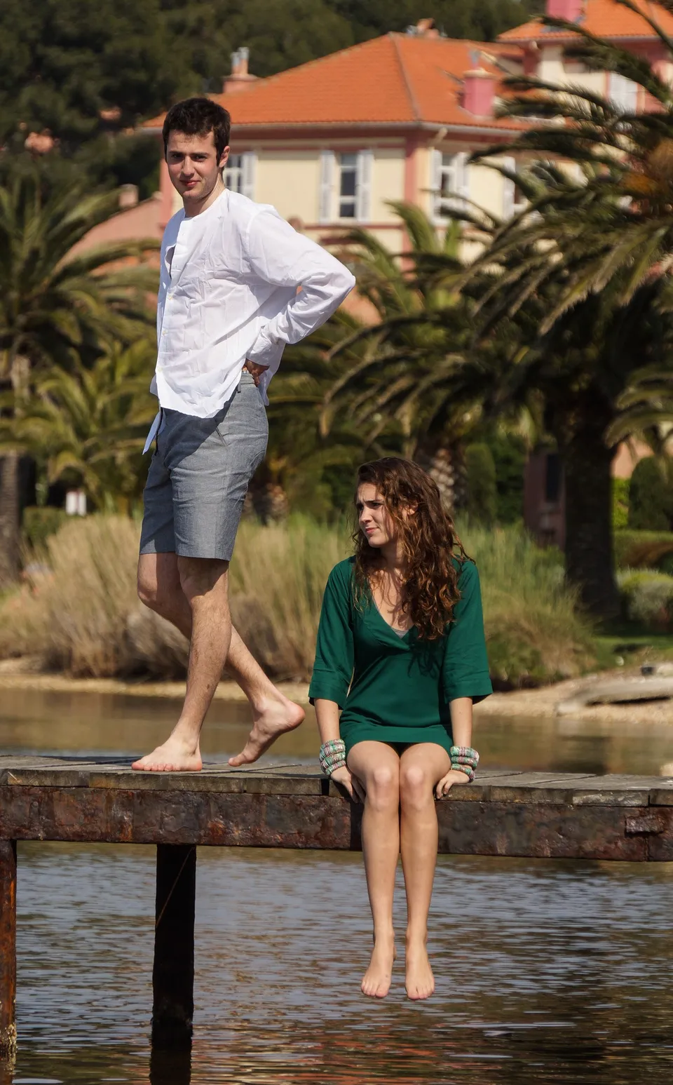 Femme en robe verte et homme en chemise blanche sur un ponton à Porquerolles.