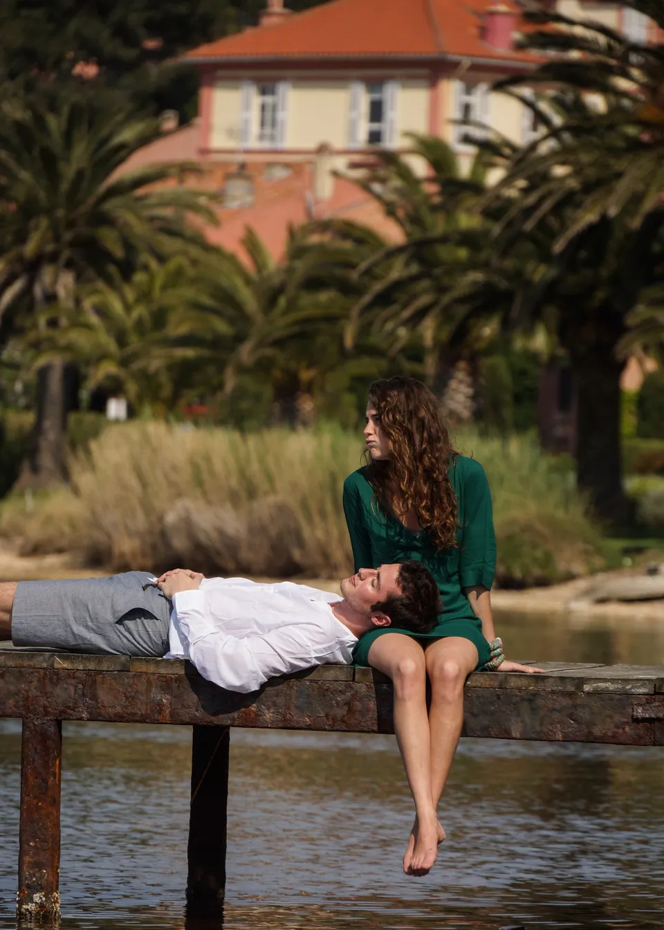 Femme en robe verte et homme en chemise blanche sur un ponton à Porquerolles.