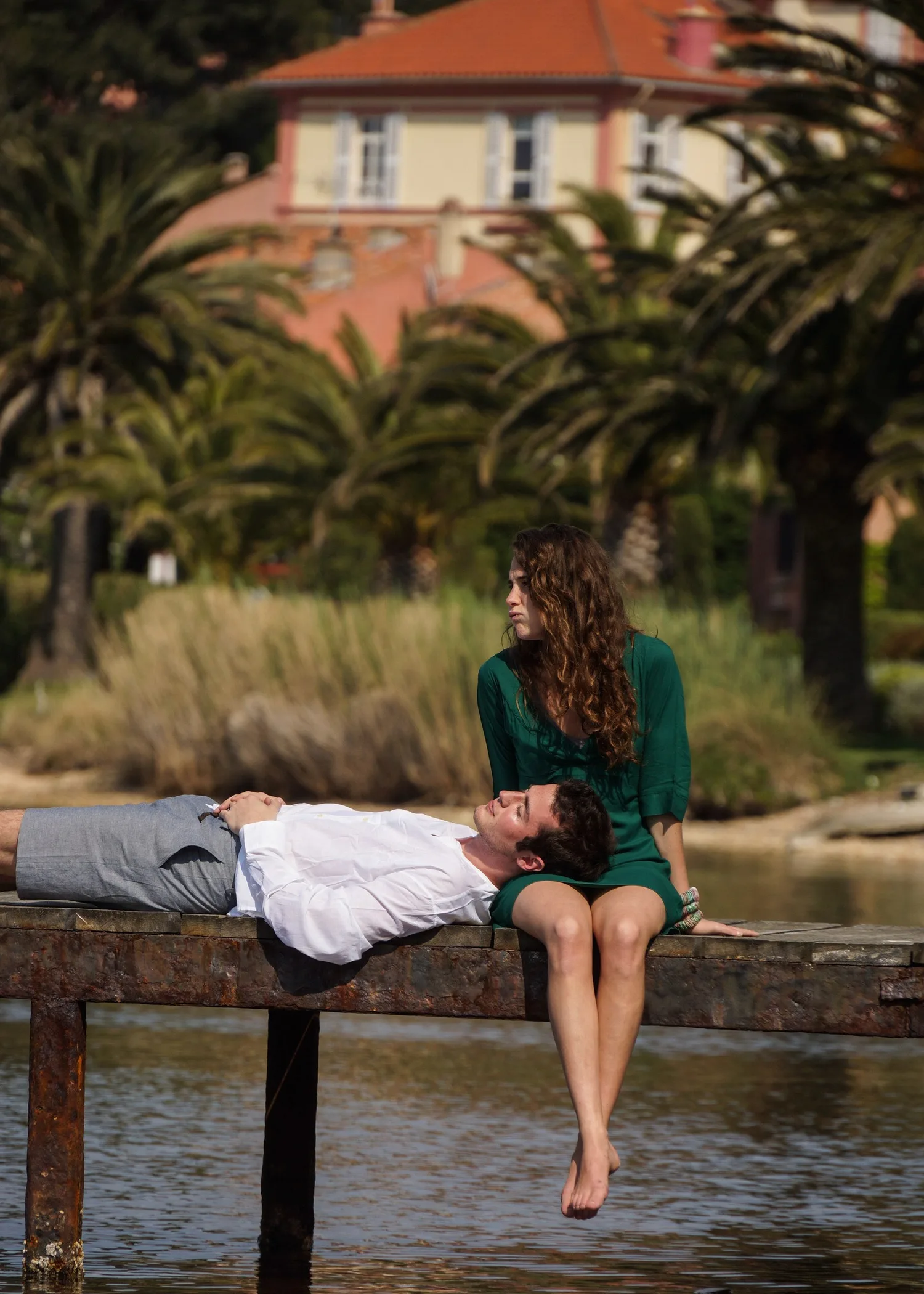 Femme en robe verte et homme en chemise blanche sur un ponton à Porquerolles.
