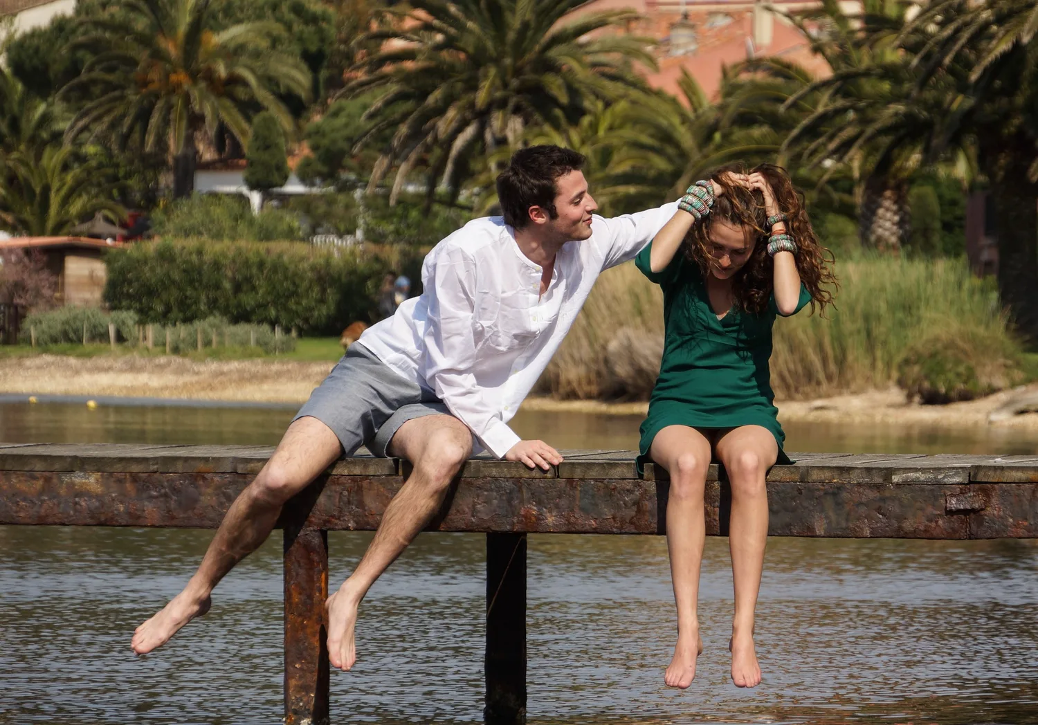 Femme en robe verte et homme en chemise blanche sur un ponton à Porquerolles.