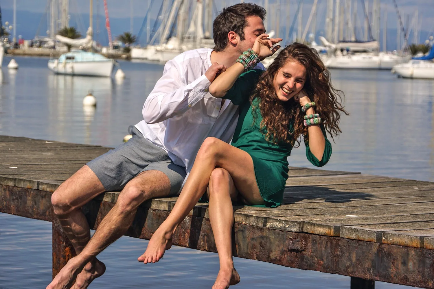 Femme en robe verte et homme en chemise blanche sur un ponton à Porquerolles.
