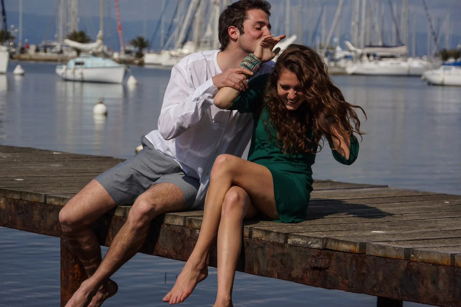 Femme en robe verte et homme en chemise blanche sur un ponton à Porquerolles.
