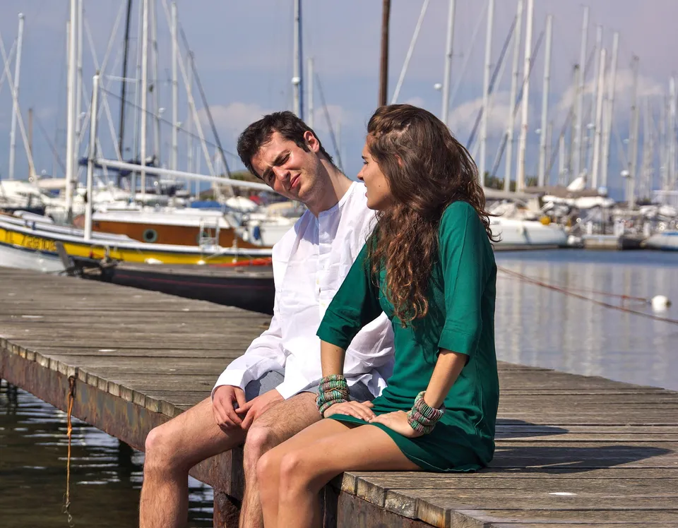 Femme en robe verte et homme en chemise blanche sur un ponton à Porquerolles.