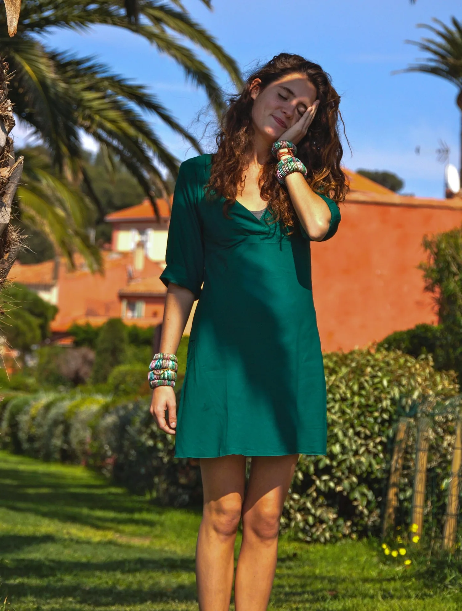 Femme en robe verte dans un jardin méditerranéen à Porquerolles.