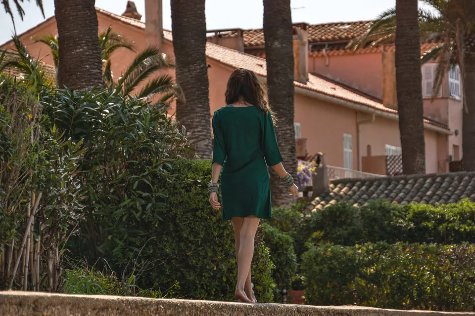 Femme en robe verte et homme en chemise blanche près du port de Porquerolles.