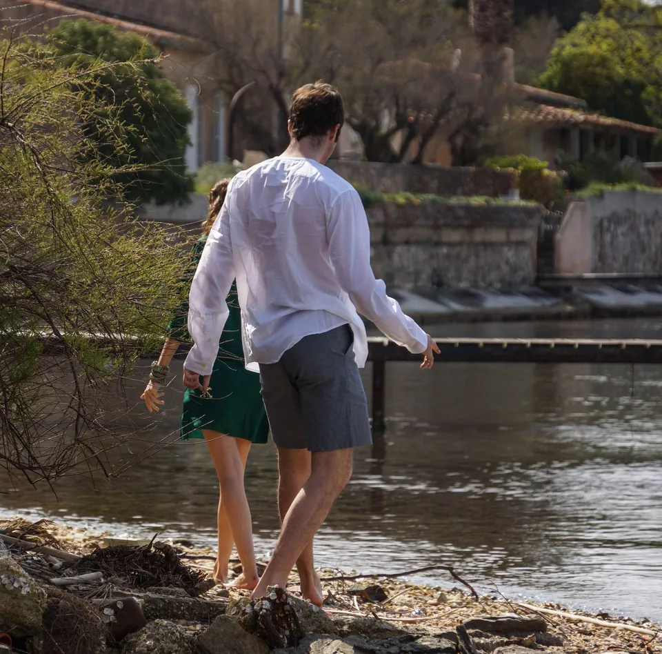 Femme en robe verte et homme en chemise blanche près du port de Porquerolles.