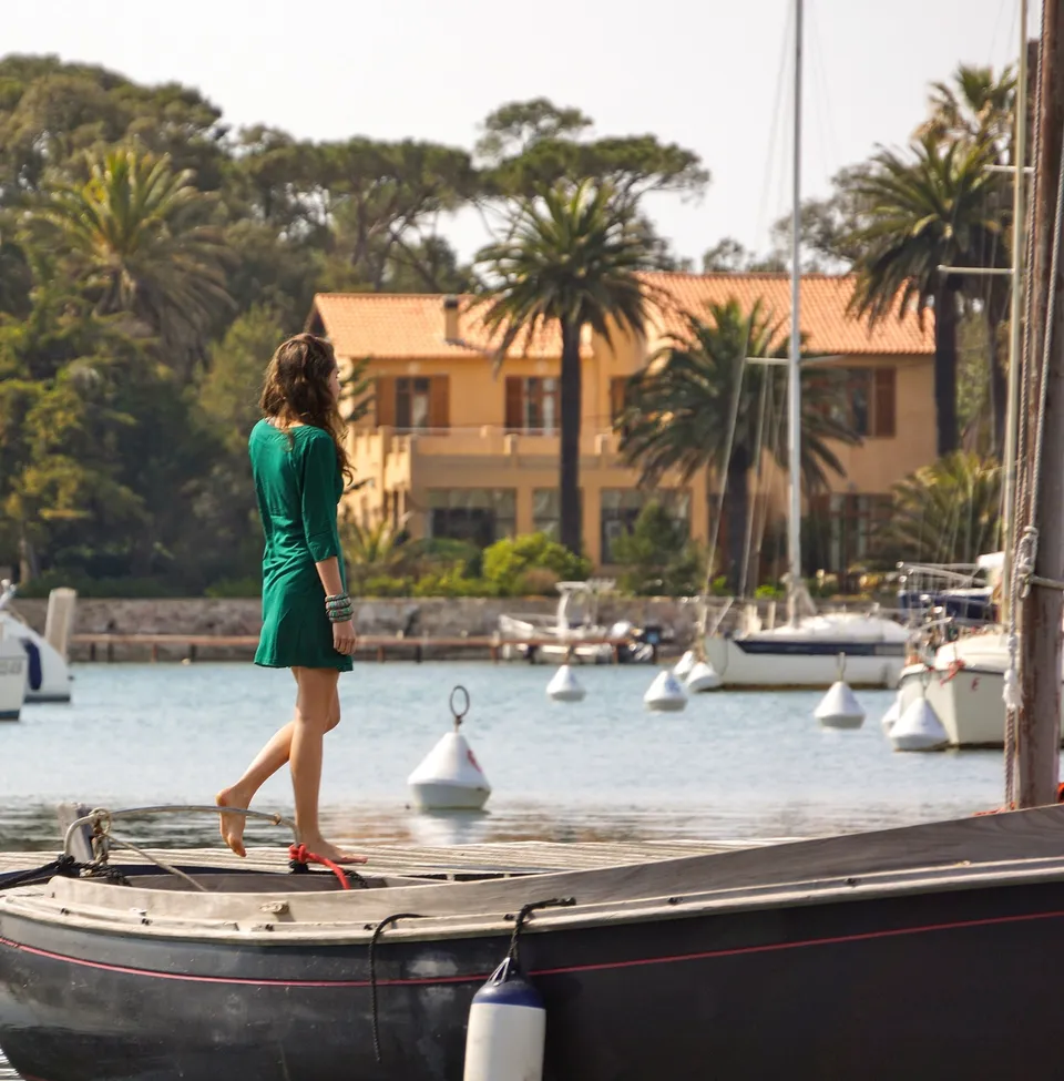 Femme en robe verte et homme en chemise blanche près du port de Porquerolles.