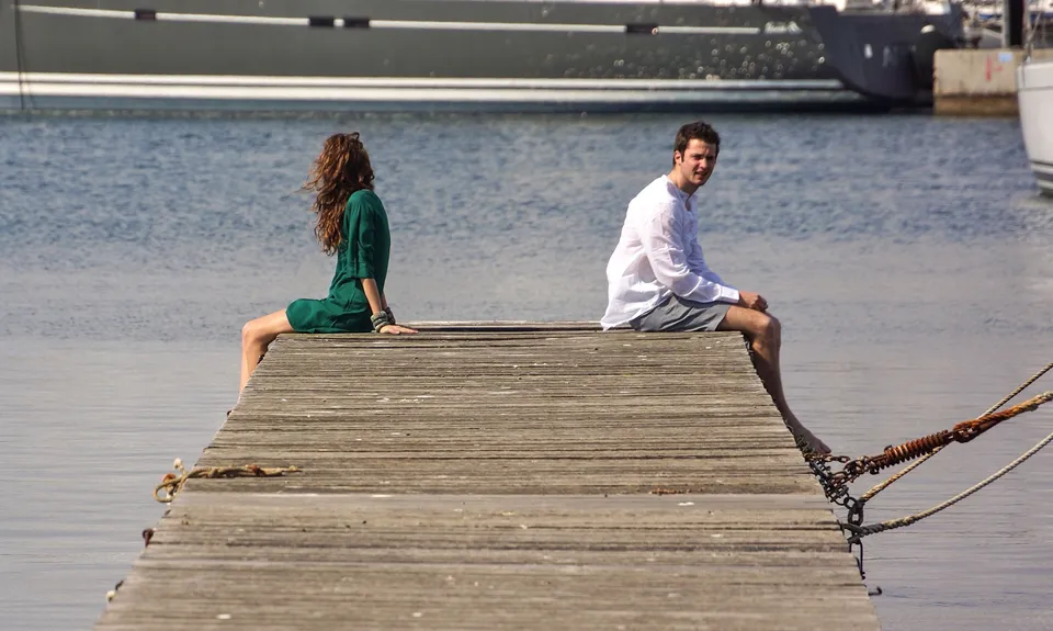 Femme en robe verte et homme en chemise blanche près du port de Porquerolles.
