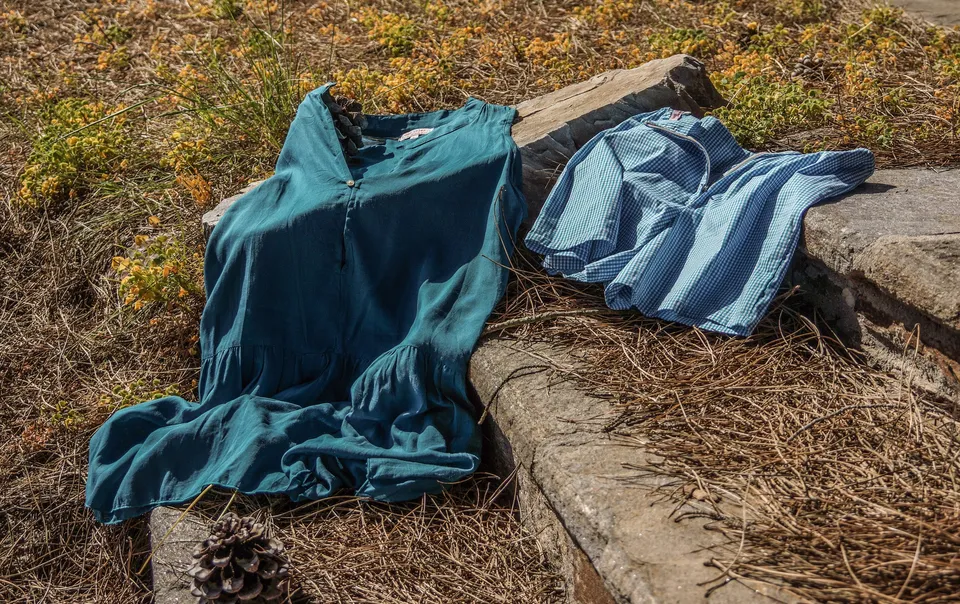 Vêtements bleus suspendus dans un arbre à Porquerolles.