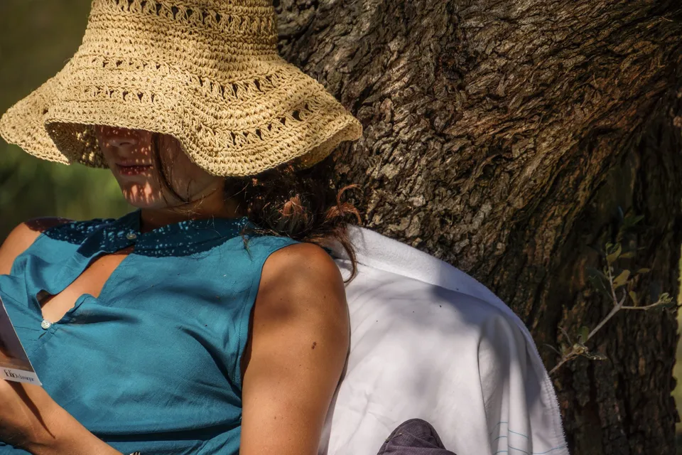 Femme en robe bleue sous les arbres de Porquerolles.