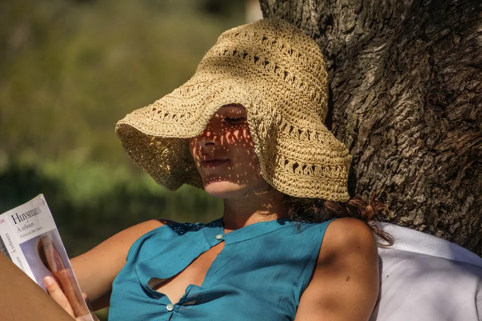 Femme en robe bleue sous les arbres de Porquerolles.