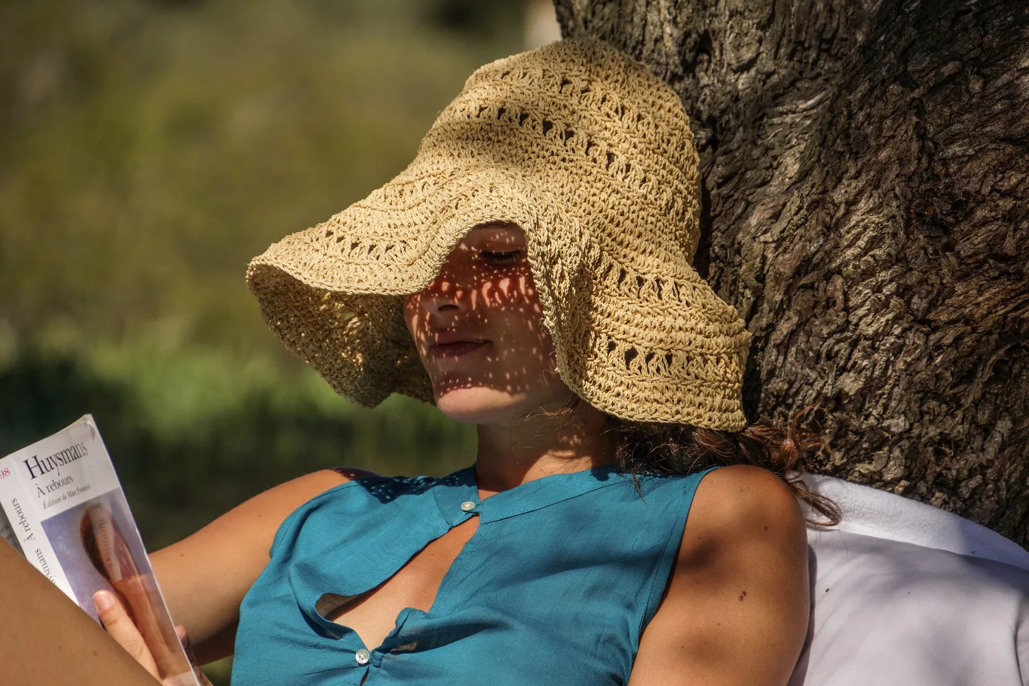 Femme en robe bleue sous les arbres de Porquerolles.